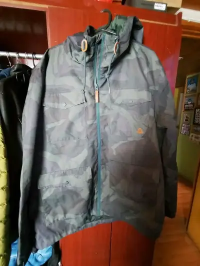 Chaqueta camuflada con capucha para hombre - miniatura 1