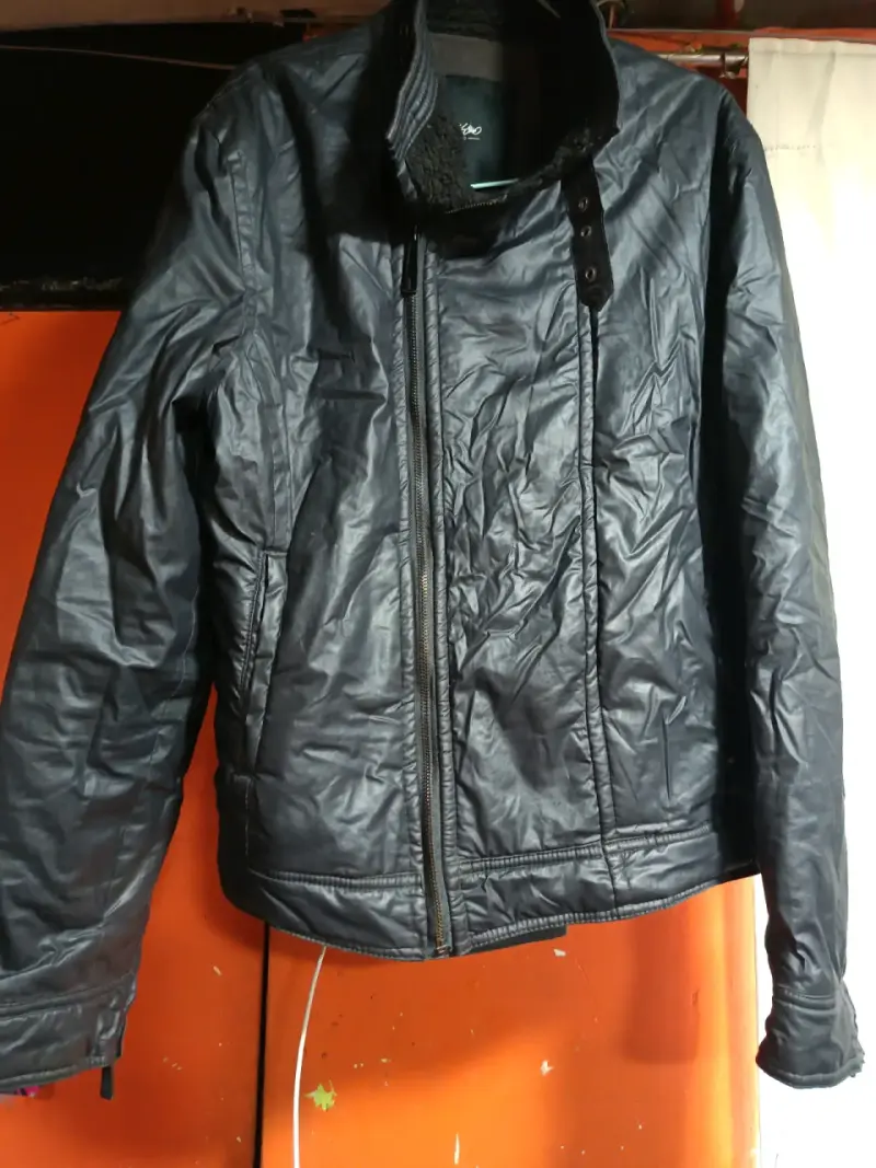 Chaqueta negra con forro interior cálido