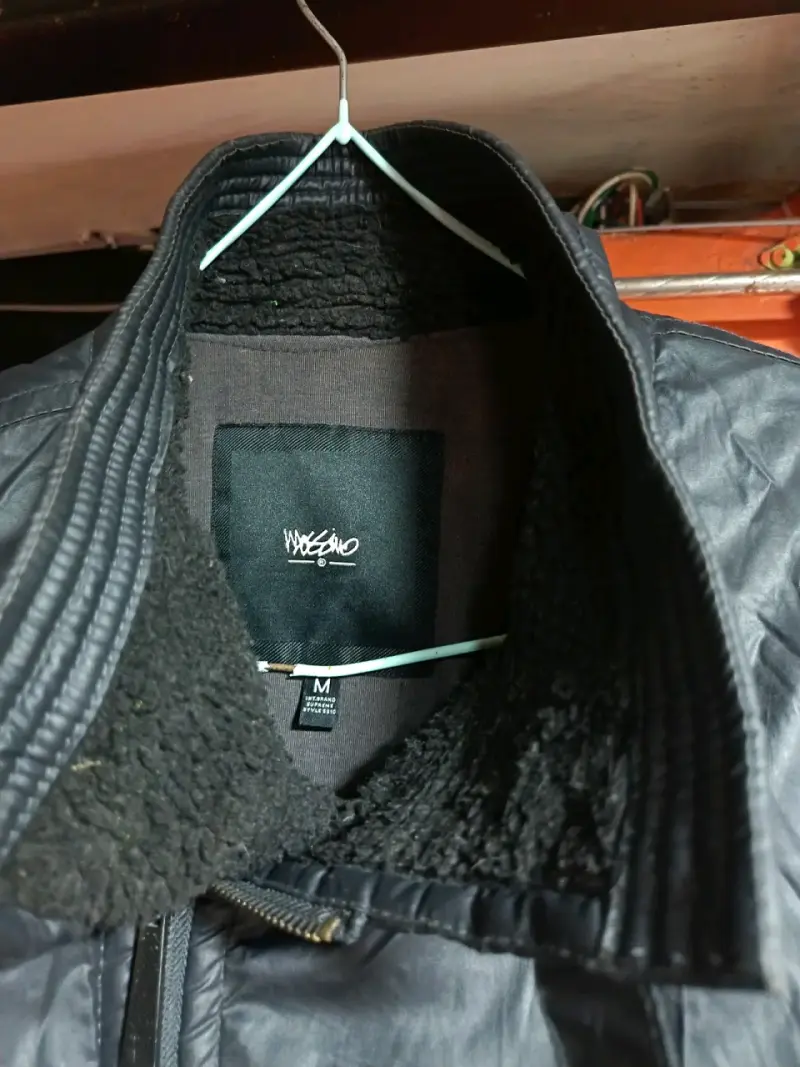 Chaqueta negra con forro interior cálido - 2