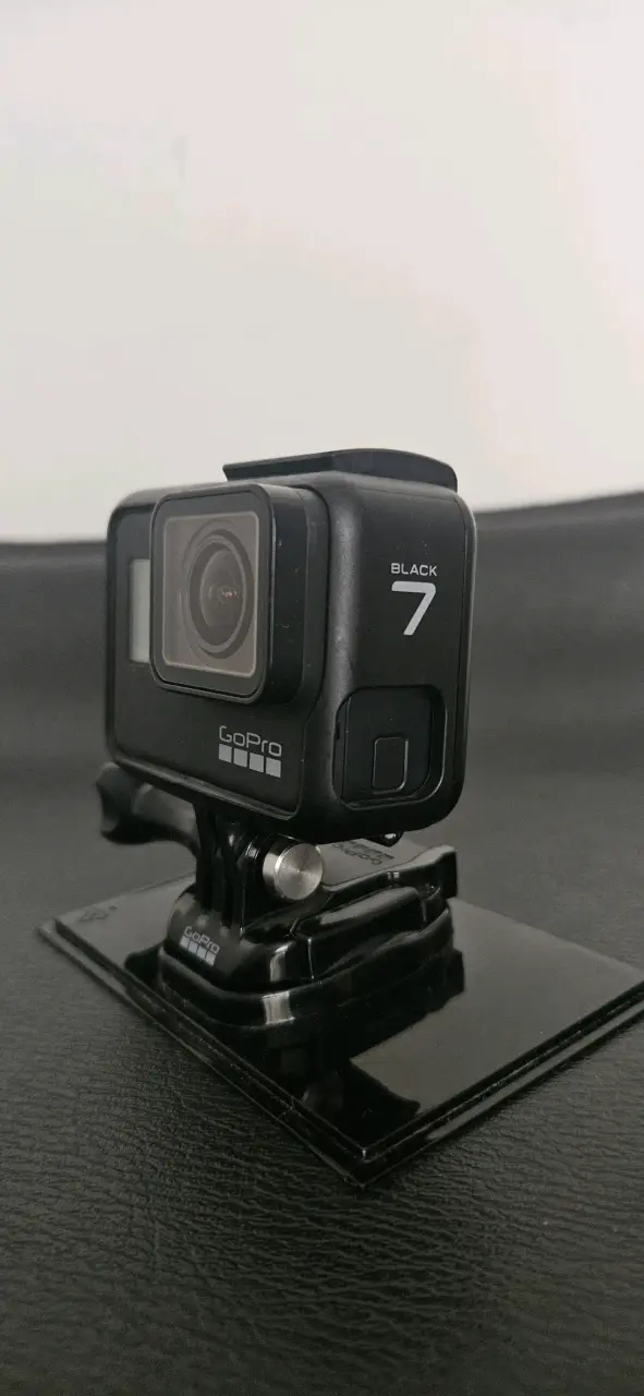 Cámara GoPro Hero 7 Black con Soporte - 3