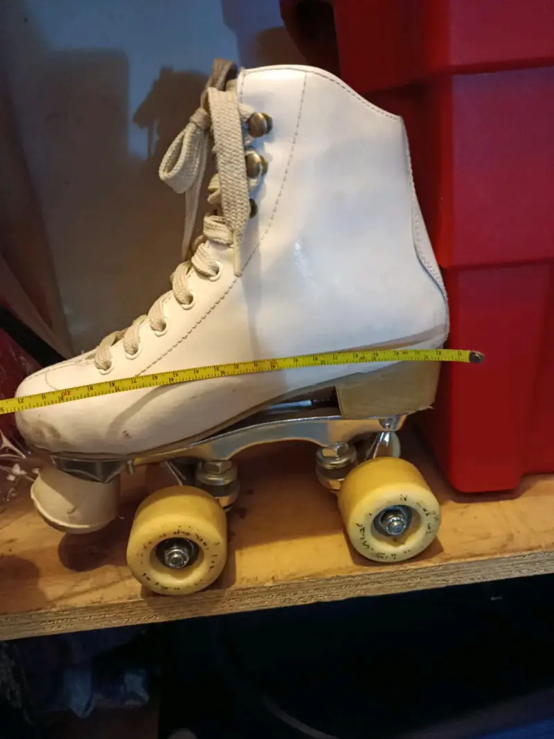 Patines de cuatro ruedas blancos con bolsa - 2
