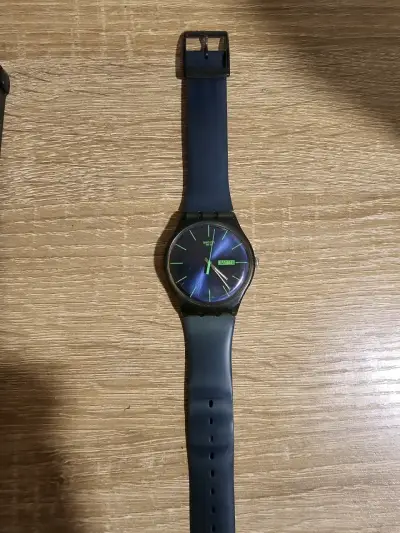 Reloj Swatch azul con correa de silicona - miniatura 1