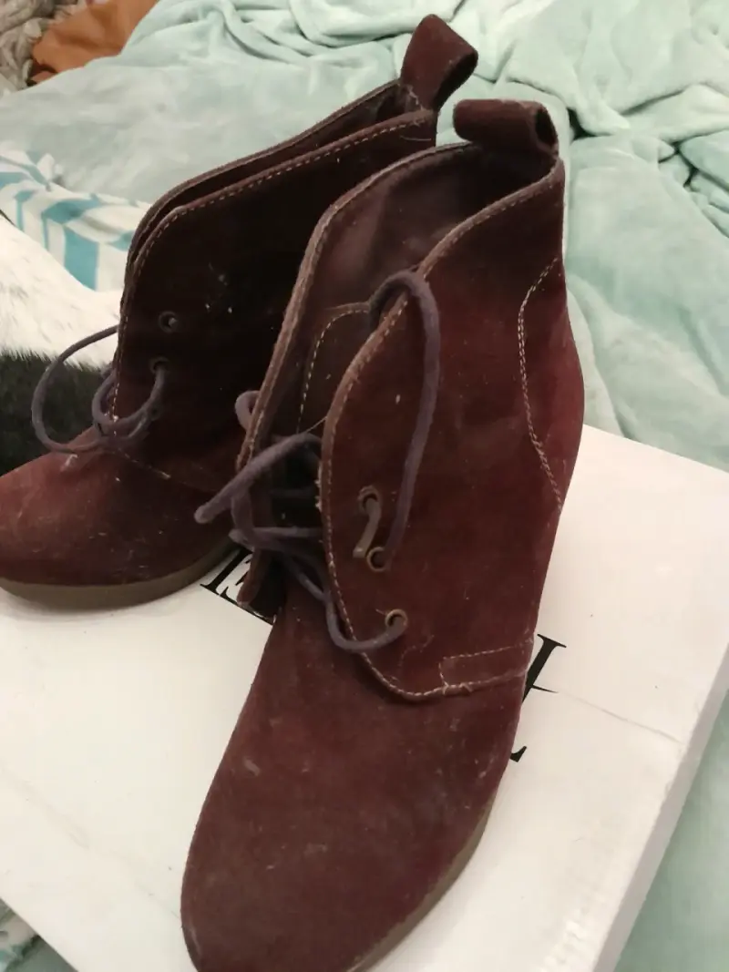 Botines de gamuza lila con cordónes