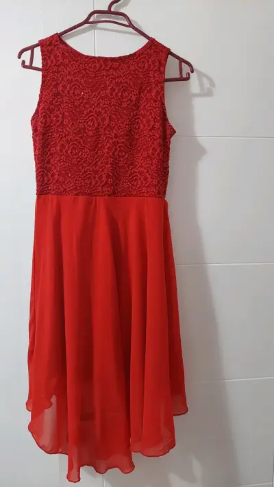 Vestido rojo de encaje elegante - miniatura 1