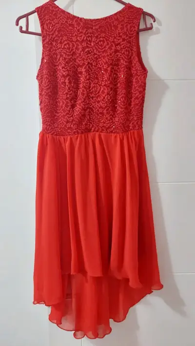 Vestido rojo de encaje elegante - miniatura 2