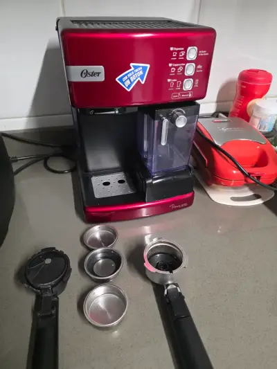Cafetera Espresso Oster Roja con Accesorios - miniatura 1