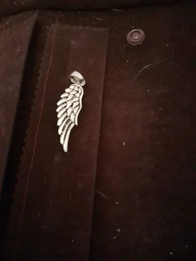 Conjunto de joyería con pendientes y colgante de alas - miniatura 2