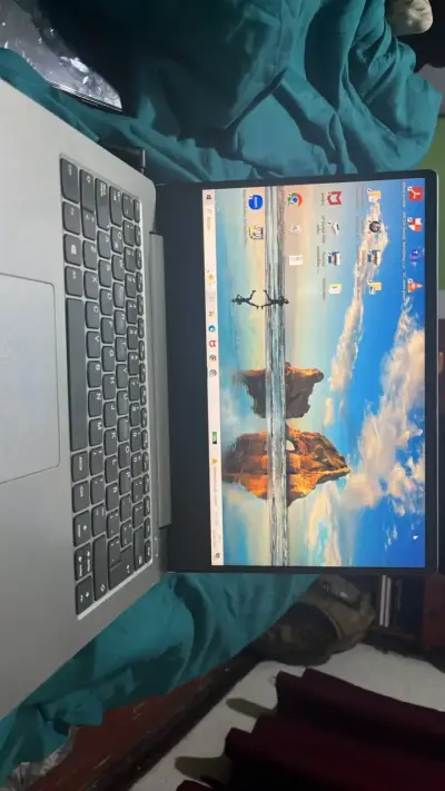Laptop Lenovo con pantalla de 15 pulgadas - miniatura 1