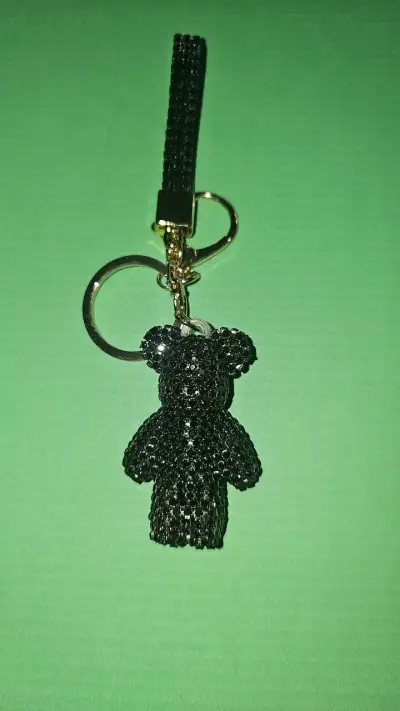 Llavero de oso con cristales negros - miniatura 1