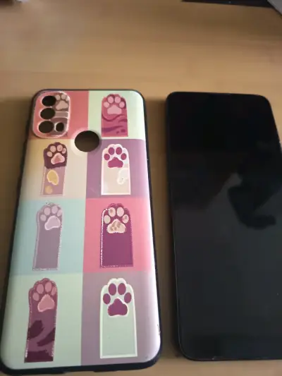 Smartphone con funda de diseño de huellas - miniatura 1