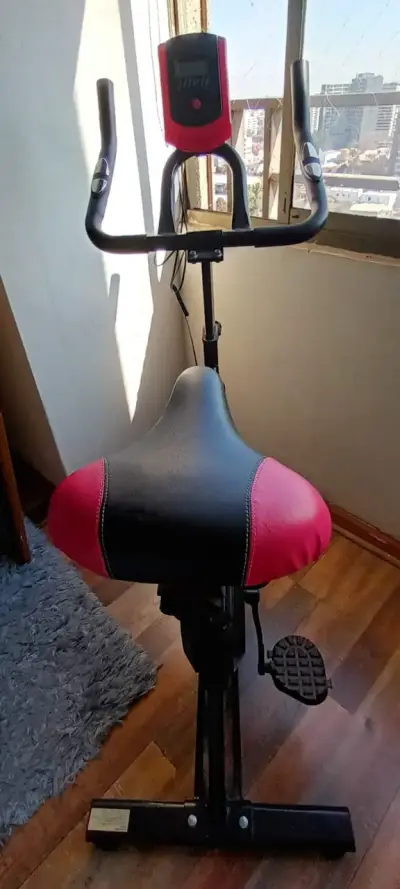 Bicicleta estática con asiento acolchado rojo y negro - miniatura 1
