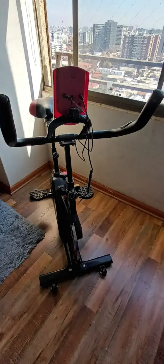 Bicicleta estática con asiento acolchado rojo y negro - 2