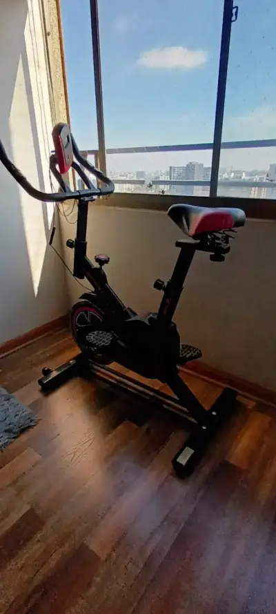 Bicicleta estática con asiento acolchado rojo y negro - miniatura 3