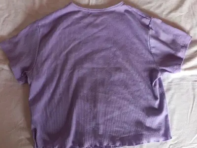 Polera morada con diseño gráfico Feeling Good - miniatura 2
