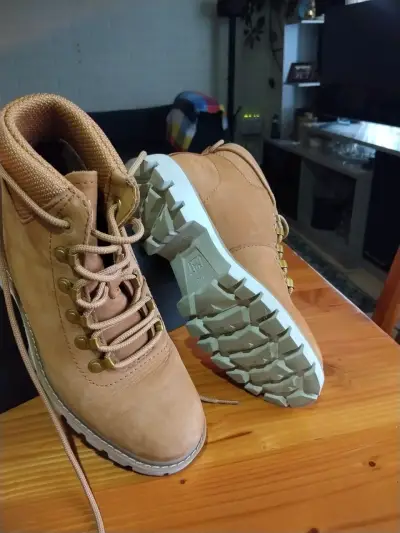 Botines cat marrón claro con suela de  goma - miniatura 1