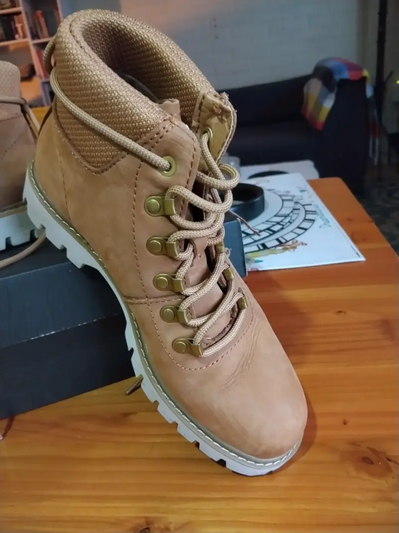 Botines cat marrón claro con suela de  goma - 4