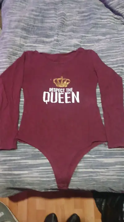 Body burdeos con diseño 'Respect the Queen' - miniatura 1