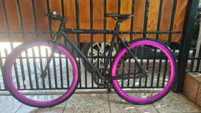 Bicicleta urbana negra con llantas moradas - miniatura 1