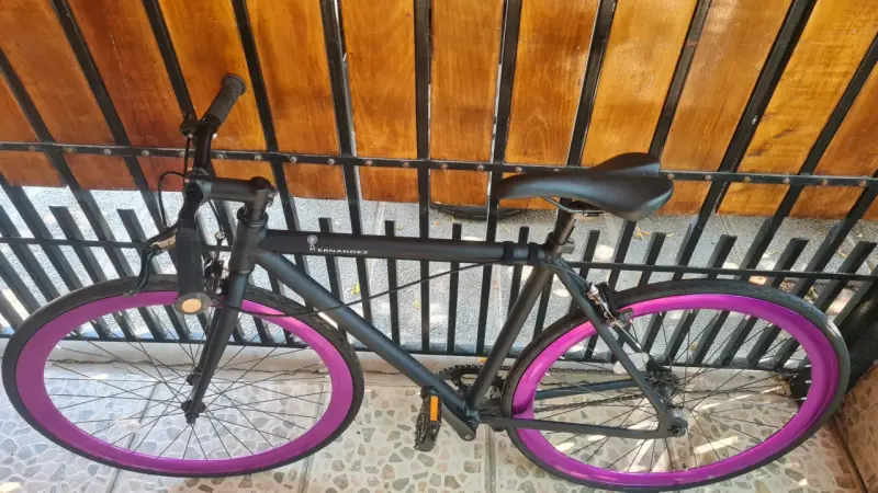 Bicicleta urbana negra con llantas moradas - 2