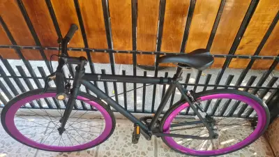 Bicicleta urbana negra con llantas moradas - miniatura 2