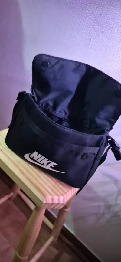 Bandolera Nike negra con logo frontal - miniatura 1