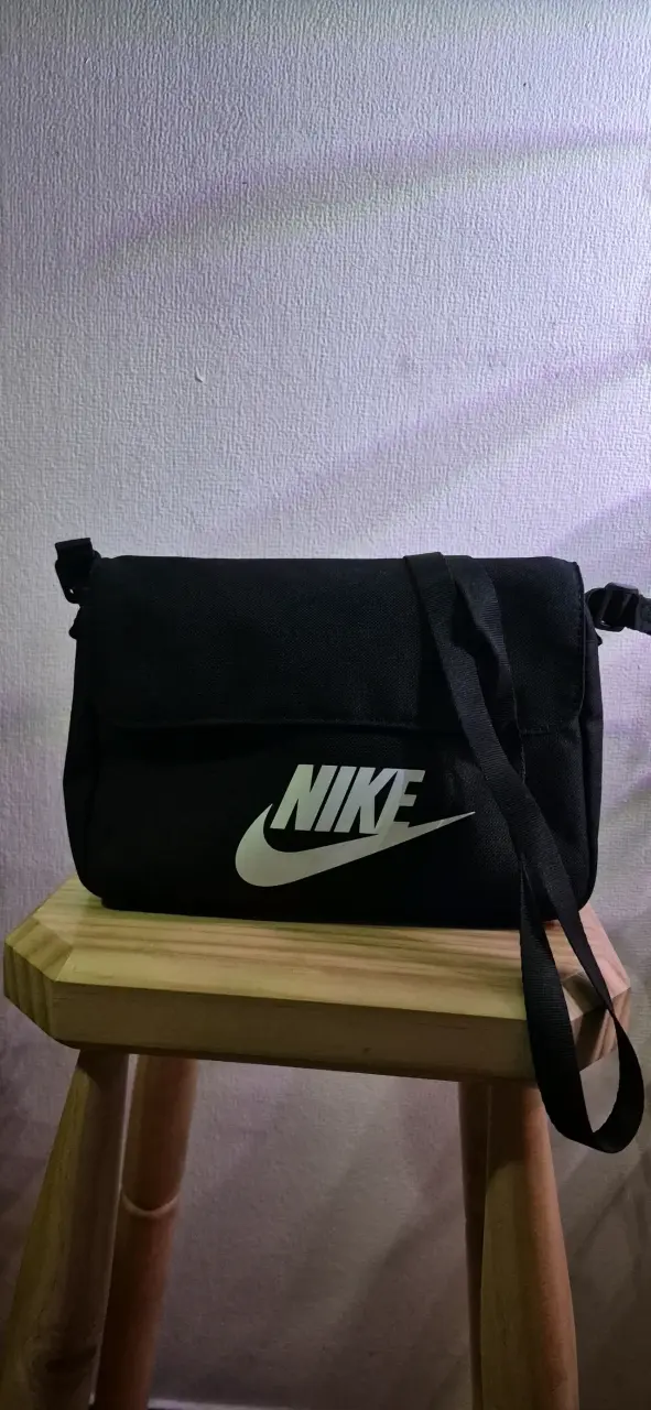 Bandolera Nike negra con logo frontal - 2