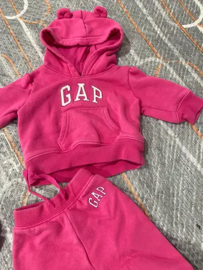 Conjunto de bebé GAP rosado con capucha - miniatura 1