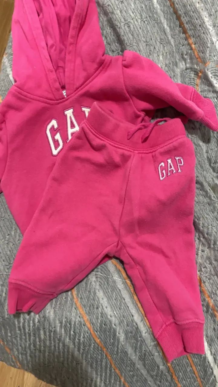 Conjunto de bebé GAP rosado con capucha - 3