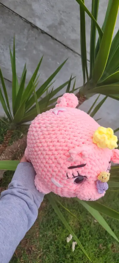 Peluche de cerdito rosado tejido a mano - miniatura 2