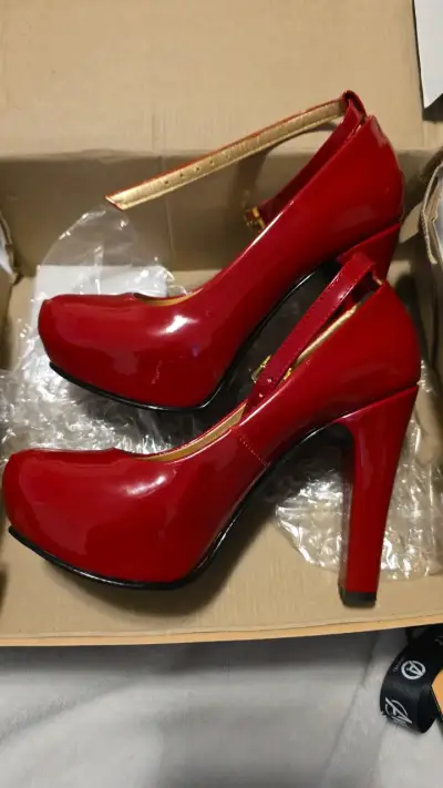 Zapatos de tacón alto rojos brillantes - miniatura 1