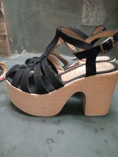 Sandalias de plataforma negras con tacón alto - miniatura 1