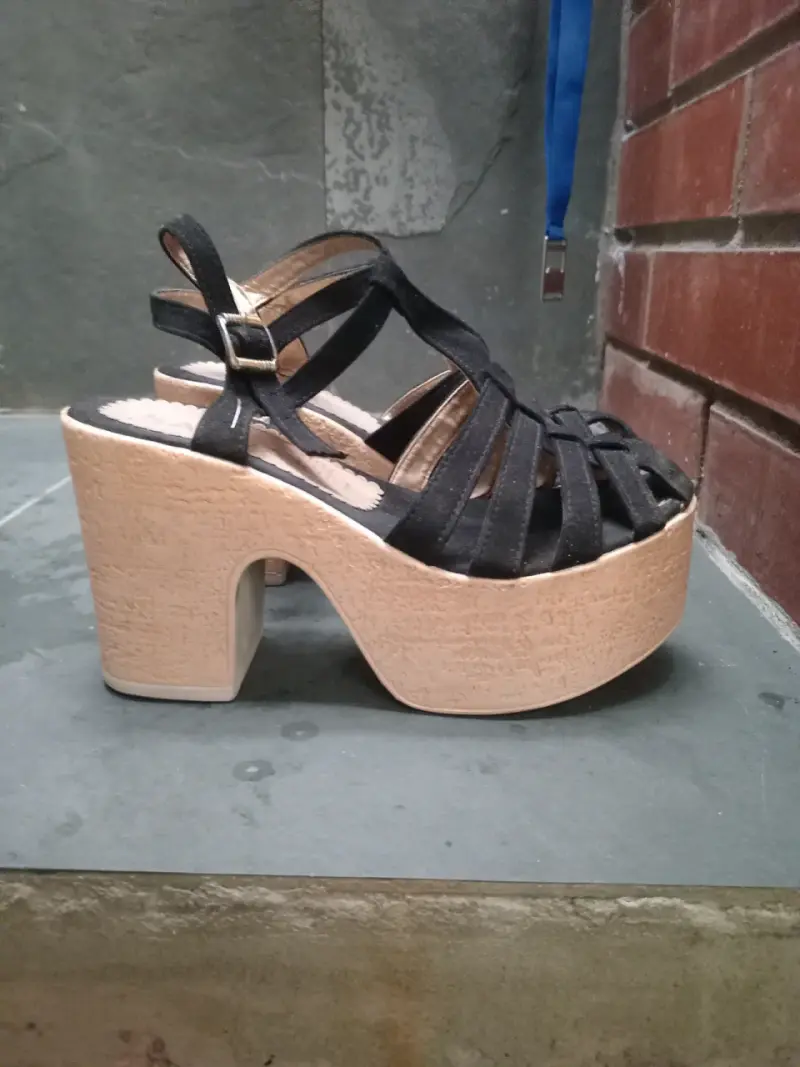 Sandalias de plataforma negras con tacón alto - 2