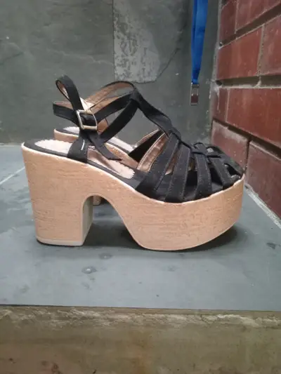 Sandalias de plataforma negras con tacón alto - miniatura 2