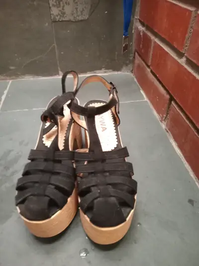 Sandalias de plataforma negras con tacón alto - miniatura 3