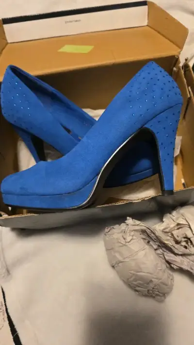 Tacones azules con detalles brillantes - miniatura 1