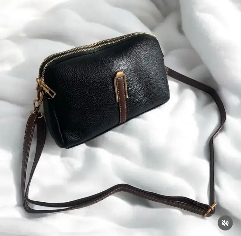 Cartera bandolera negra con cierre dorado - 1