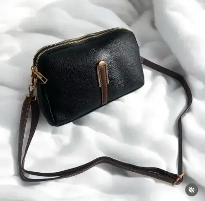 Cartera bandolera  negra con cierre dorado - miniatura 1