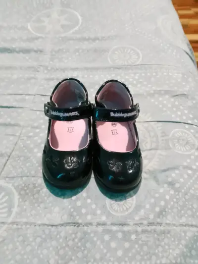 Zapatos de niña Bubblegummers negros con diseño floral - miniatura 1