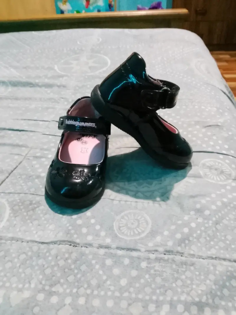Zapatos de niña Bubblegummers negros con diseño floral - 2