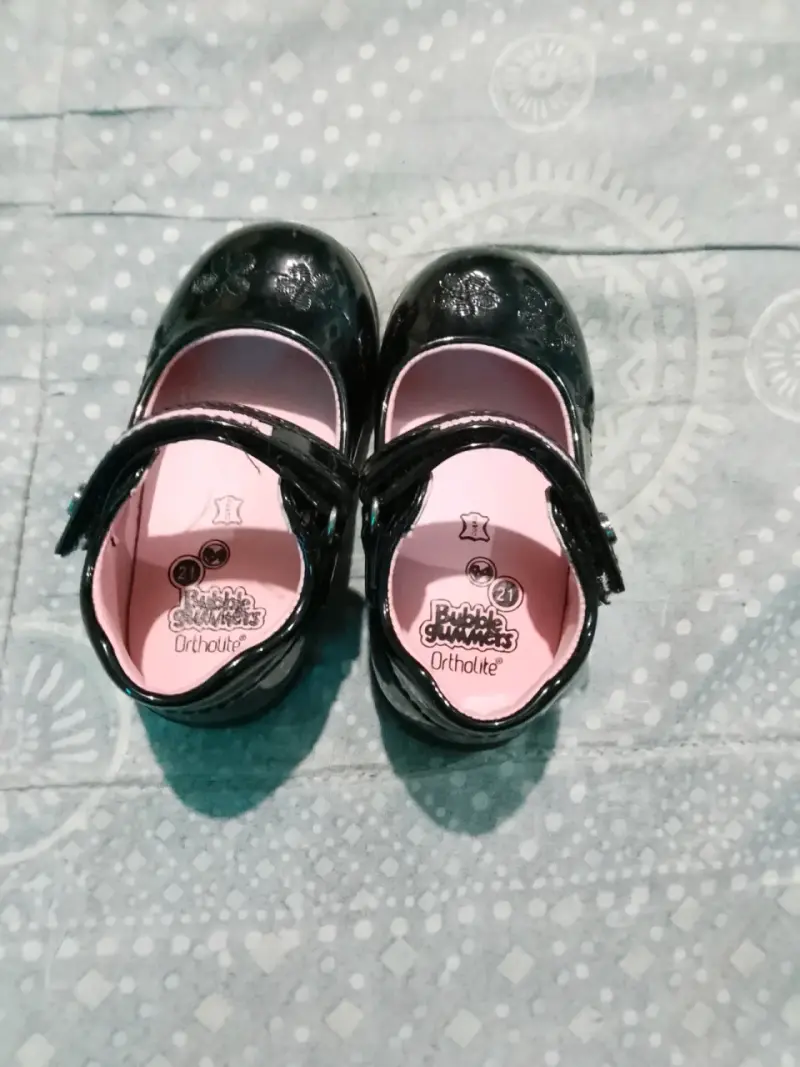 Zapatos de niña Bubblegummers negros con diseño floral - 3
