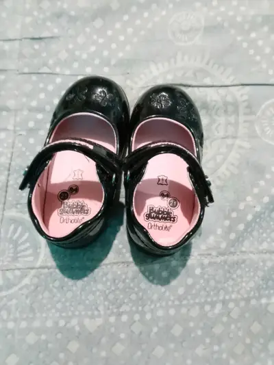 Zapatos de niña Bubblegummers negros con diseño floral - miniatura 3
