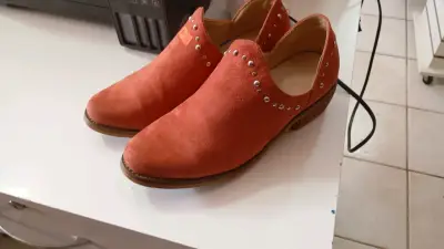 Zapatos de cuero gamuza con tachas rojas - miniatura 1