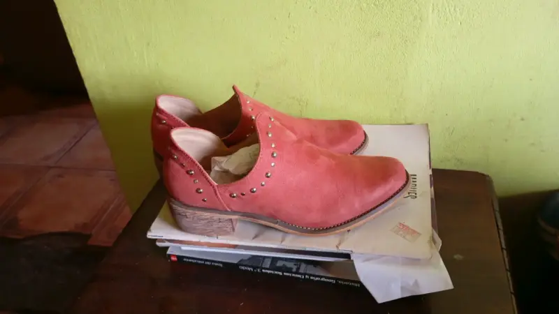 Zapatos de cuero gamuza con tachas rojas - 2