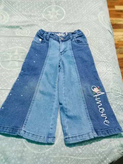 Pantalones de mezclilla para niña con diseño bordado - miniatura 1