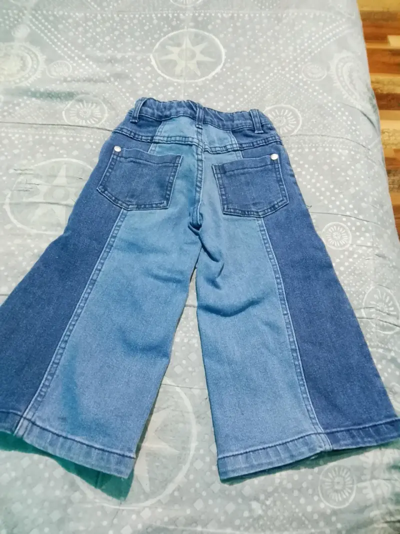 Pantalones de mezclilla para niña con diseño bordado - 2