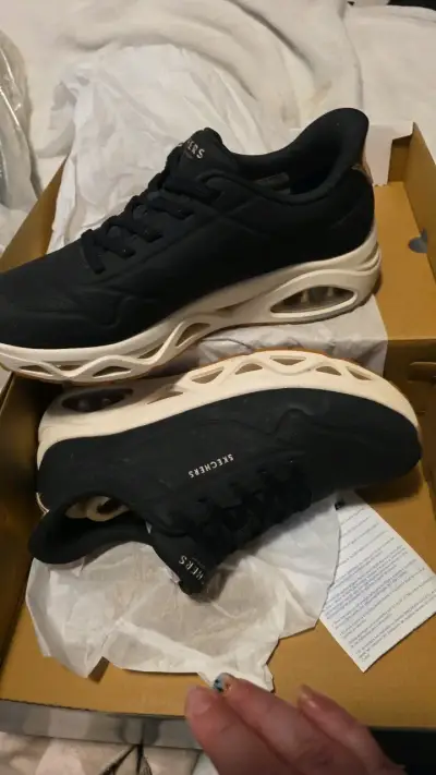 Zapatillas deportivas negras Skechers con suela blanca - miniatura 1