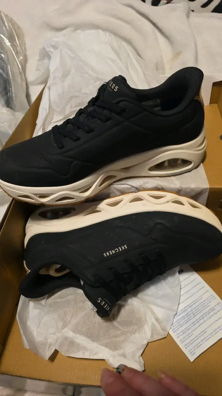 Zapatillas deportivas negras Skechers con suela blanca - 2