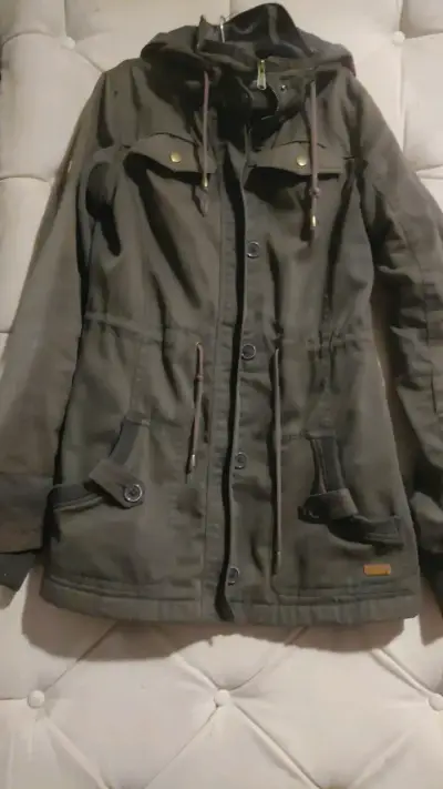 Parka Reef verde militar con capucha y bolsillos - miniatura 1