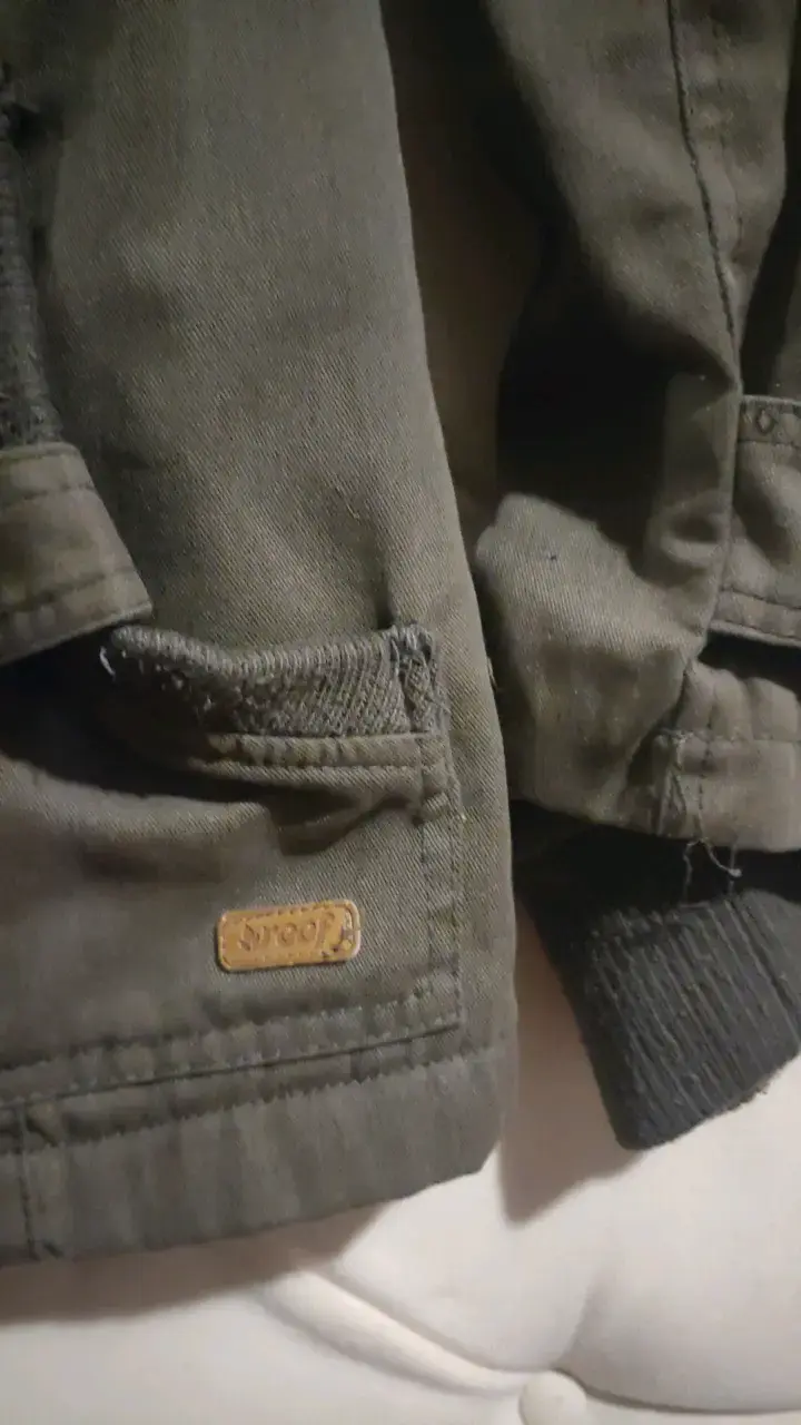 Parka Reef verde militar con capucha y bolsillos - 2