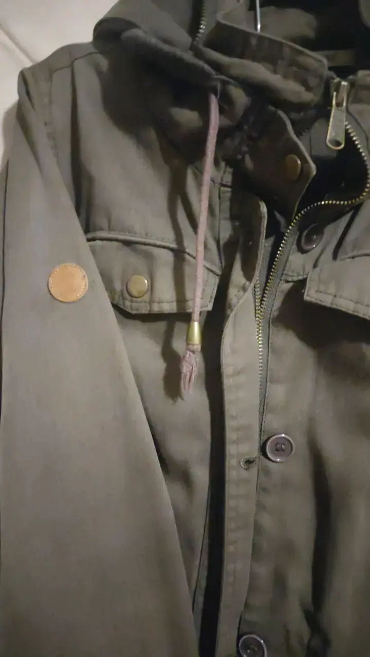 Parka Reef verde militar con capucha y bolsillos - 3
